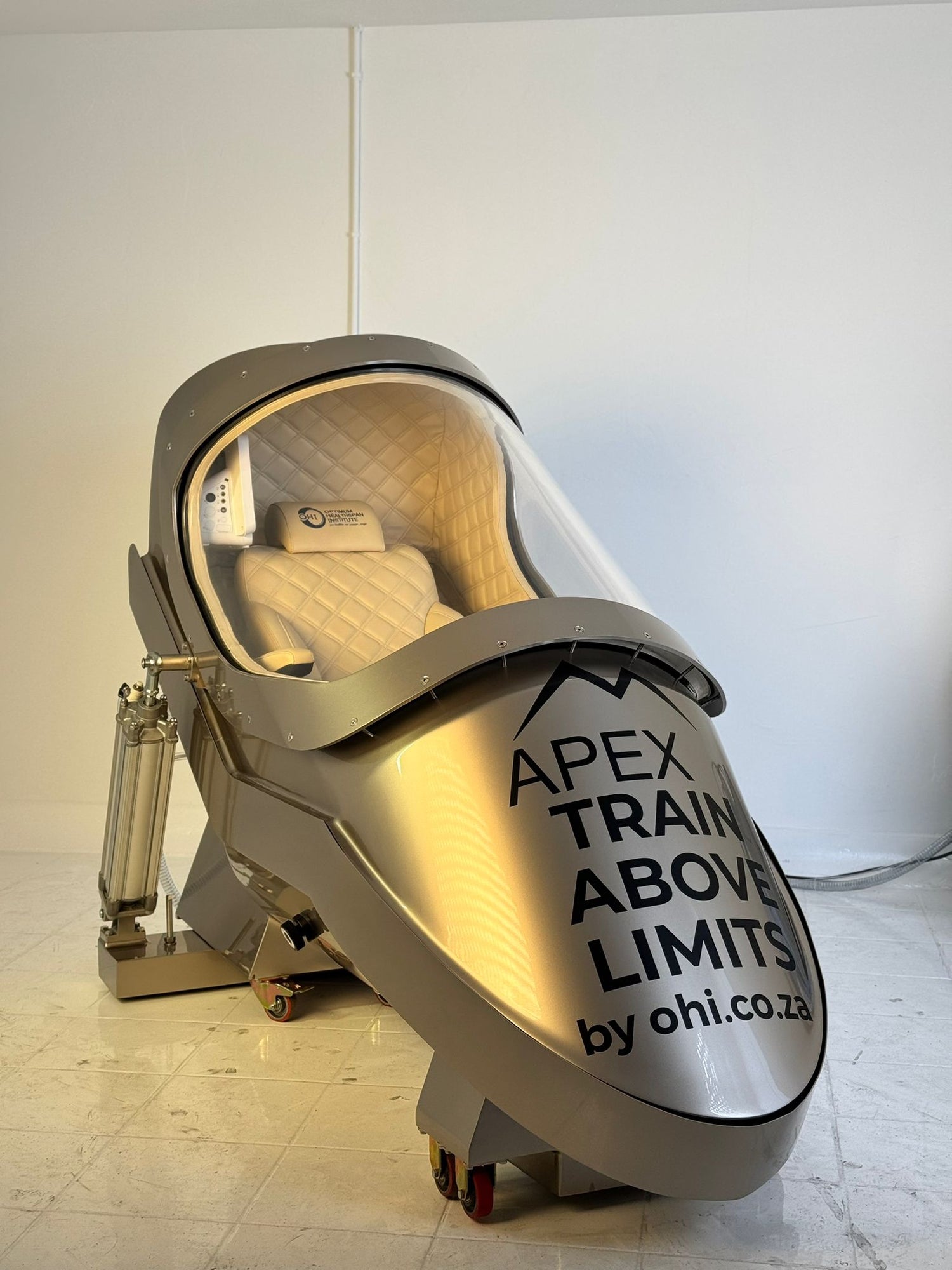 APEX | Hypobaric Training Chamber – 1-Seat, Simulates 8,000 m (0.356 ATM)